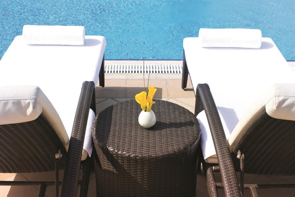 فندق أفاني ديرة دبي المظهر الخارجي الصورة Poolside at the hotel